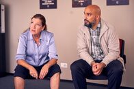 Ruby – Ute (Katy Karrenbauer) und Viktor (Abdelkarim) nehmen an einem Verkaufscoaching teil, als Ruby zu ihnen stößt.