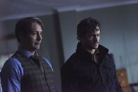 Hannibal – Wie weit hat Hannibal (Mads Mikkelsen, l.) den verwirrten Will (Hugh Dancy, r.) bereits unter Kontrolle?