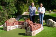 Expedition in die Heimat – Katalin Fürstin von Wrede mit Johannes Zenglein in ihrer Adventure-Golf-Anlage.