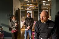 SOKO Stuttgart – Jo Stoll (Peter Ketnath, M.) und Selma Kirsch (Yve Burbach) konfrontieren den Sternekoch Jonas Bömmle (Rainer Sellien) mit Hygienemängeln, die in seinem Restaurant festgestellt wurden. Hat er für den guten Ruf seines Lokals gemordet?