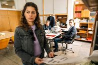 SOKO Köln – Finjan Reuter (Patrick Möllecken, r.) erhielt die gleichen Drohungen wie das Mordopfer. Die Ermittler Lilly Funke (Tatjana Kästel, l.) und Matti Wagner (Pierre Besson, M.) befürchten deswegen, dass der Student ebenfalls in Gefahr sein könnte.