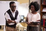 The Good Place – Chidi (William Jackson Harper, l.); Simone Garnett (Kirby Howell-Baptiste, r.)