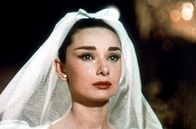 Ein süßer Fratz – Bei der finalen Modeschau in Paris führt Jo Stockton (Audrey Hepburn) ein Hochzeitskleid vor und ist traurig, da der Fotograf Dick Avery, in den sie sich verliebt hat, auf dem Weg zum Flughafen ist.