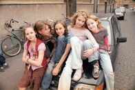 Die wilden Hühner ...und das Leben – Die Wilden Hühner (v.l.n.r.): Frieda (Lucie Hollmann), Trude (Zsa Zsa Inci Bürkle), Wilma (Jette Hering), Melanie (Paula Riemann) und Oberhuhn Sprotte (Michelle von Treuberg)