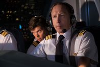 Mayday - Alarm im Cockpit – Der Flugingenieur-Azubi Oliver Krick (gespielt von Andrew Chapman) führt die Checkliste für den TWA-Flug 800 vor dem Start an, während Kapitän Kevorkian (gespielt von Jeffrey Knight) die Kontrolle übernimmt. (Bildnachweis: Cineflix/Darren Goldstein)
