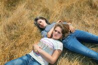 Teenager – Auch wenn Anaïs (li.) und Emma (re.) aus verschiedenen Milieus kommen, machen sie ganz ähnliche Erfahrungen und haben mit ähnlichen Problemen der Teenagerzeit zu kämpfen.
