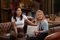 How I Met Your Father – Valentina (Francia Raisa, l.); Sophie (Hilary Duff, r.)