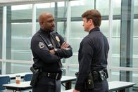 The Rookie – John Nolan (Nathan Fillion, r.) wird von seinem Chef Sergeant Wade Grey (Richard T. Jones, l.) begrüßt.
