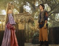 Scrubs - Die Anfänger – Beinahe kommt es zum Kuss zwischen der Prinzessin (Sarah Chalke, l.) und dem Dorftrottel (Zach Braff, r.) ...