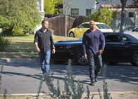 Navy CIS: L.A. – Bei einer Undercover-Mission, bei der es um Bombengeschäfte ging, verschwindet Mark Ruiz, ein ehemaliger Partner von Sam plötzlich. Sam (LL Cool J, r.), Callen (Chris O'Donnell, l.) und das restliche Team, versuchen herauszufinden, wer oder was dahinter steckt ...