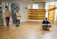 The Big Bang Theory – Während Leonard (Johnny Galecki, M.) und Sheldon (Jim Parsons, r.) ihre Niederlage beim Air Force Projekt überwinden müssen, beschließt Raj (Kunal Nayyar, l.) umzuziehen ...