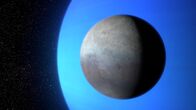 Strip the Cosmos - Im Innersten des Universums – Triton ist der mit Abstand größte der 14 bekannten Monde Neptuns. Der Eismond umkreist den Planeten auf einer retrograden Umlaufbahn.