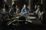 It Comes at Night – (v.l.n.r.) Kim (Riley Keough); Will (Christopher Abbott); Paul (Joel Edgerton); Travis (Kelvin Harrison Jr.); Sarah (Carmen Ejogo)