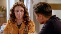 Rote Rosen – Noah (Jan Liem) macht Leyla (Alinda Yamaci) auf unterschiedliche Möglichkeiten aufmerksam, wie sie auch mit schlechtem Numerus Clausus zum Medizinstudium zugelassen werden könnte.