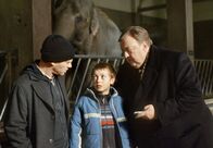 Der Dicke – MDR Fernsehen DER DICKE FOLGE 1, "Bauernopfer" Uhr. Gregor Ehrenberg (Dieter Pfaff, r.) trifft Ortwin Posche (Rainer Strecker, l.) und dessen Sohn Andreas (Willi Gerk, l.) heimlich im Elefantenhaus im Zoo.