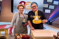 1, 2 oder 3 – Bettina Siegmund-Felber zeigt Elton, wie man Piet Flosse vergoldet.
