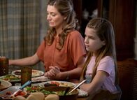 Young Sheldon – (v.li.) Zoe Perry (Mary Cooper), Raegan Revord (Missy Cooper).