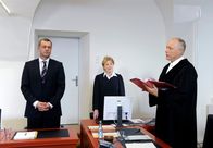 Rote Rosen – ARD ROTE ROSEN FOLGE 1513 Uhr im ERSTEN. Torben (Joachim Kretzer, l.) ist fassungslos, als der Richter (Hardy Rudolz, r. mit Komparsin, M.) ihn wegen Untreue schuldig spricht.