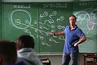Allein unter Müttern – Nicht ahnend, dass sowohl seine erst 17-jährige Tochter als auch seine Freundin schwanger sind, hält Harald (Hannes Jaenicke) seinen Schülern einen eindringlichen Vortrag über die Notwendigkeit der Verhütung ...