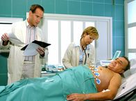 In aller Freundschaft – MDR Fernsehen IN ALLER FREUNDSCHAFT FOLGE 250, "Eine Frage der Menschlichkeit" Uhr. Prof. Simoni (Dieter Bellmann) überträgt Dr. Achim Kreuzer (Johannes Steck) die Entscheidungsbefugnis der Klinik.