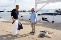 Matula - Tod auf Mallorca – Nach seiner Ankunft auf Mallorca macht Matula (Claus Theo Gärtner, r.) Bekanntschaft mit dem Yachtbesitzer Ingo Schumann (Jochen Horst, l.).