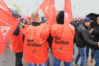 E-Autos - Jobkiller oder Jobmotor? – Warnstreiks: Besonders die KFZ-Zulieferbetriebe stehen unter Druck. Arbeiter, die Kolben oder Getriebeteile herstellen, fürchten um ihren Job.