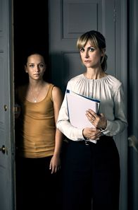Cheat - Der Betrug – Die Politikwissenschaftlerin Dr. Leah Dale (Katherine Kelly) und die Studentin Rose (Molly Windsor, li.) geraten in eine Privatfehde.