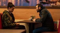 Kin – Anna (Hannah Adeogun) und Michael Kinsella (Charlie Cox)