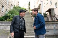 SOKO Stuttgart – Konkurrenz als Tatmotiv? Ein Stuttgarter Gebrauchtwagenhändler wird erschlagen aufgefunden und Wally Müller (Wolfgang Maria Bauer, l.), der seinen Gebrauchtwagenhandel direkt neben dem des Opfers führt, gibt sich vor Kriminalkommissar Jo Stoll (Peter Ketnath, r.) ahnungslos. Sagt er die Wahrheit oder hat er seinen ewigen Konkurrenten im Streit erschlagen?