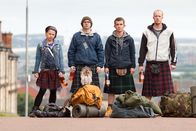 Angels' Share – Robbie (Paul Brannigan, 2. von rechts) plant, sich einen Teil des teuren Whiskys abzuzweigen, um sich damit eine sorgenfreie Zukunft zu ermöglichen. Er reist mit Mo (Jasmin Riggings, links), Albert (Gary Maitland, 2. von links) und Rhino (William Ruane) daraufhin per Anhalter in den Norden Schottlands zur Destillerie Balblair, auf deren Gelände das Fass gelagert wird und in der auch die Versteigerung stattfinden soll.