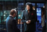 CSI: Vegas – Die Ermittlungen im Mordfall eines Groupies führen Captain Jim Brass (Paul Guilfoyle, l.) zu einem ersten Verdächtigen: Gene Simmons (spielt sich selbst), den Bassisten der Rockgruppe "Kiss".