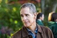 Navy CIS: New Orleans – Pride (Scott Bakula) und sein Team suchen nach einem vor Jahren in Afghanistan verschwundenen Soldaten, der plötzlich wieder am Schauplatz einer Schießerei aufgetaucht ist ...