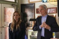 Navy CIS – Ellie Bishop (Emily Wickersham, l.); Leroy Jethro Gibbs (Mark Harmon, r.)