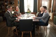 Rote Rosen – v.r.), versucht Gunter (Hermann Toelcke, l.), David (Arne Rudolf, r.) und Franzi (Sofie Junker, l.) entgegen zu kommen.