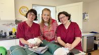 Nina und die Haustiere – Von links: Edith, Nina und Diana kümmern sich um Kaninchen Monty. Der kleine Hoppler bekommt eine Narkose, damit seine Zähne untersucht werden können. (Edith Biel, Nina Ploghaus, Diana Ruf).