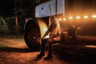 Paradise Highway - Straße der Angst – Sally (Juliette Binoche) weiß nicht weiter: In ihrem Truck sitzt ein Mädchen, das gerade einen Menschen erschossen hat.