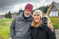 Auf und davon – Steff und Isabelle Felix vor ihrer Ferien-Lodge in Island
