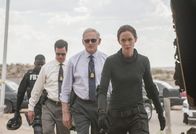 Sicario – Als Kate (Emily Blunt, r.) hinter einer Wand dutzende Leichen findet, deute laut Dave Jennings (Victor Garber, 2.v.l.) alles darauf hin, dass diese im Zusammenhang mit dem Drogenkrieg stehen. Noch hat sie keine Ahnung, welche Folgen ihr Fund mit sich bringen wird ...