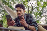 All You Need – Levo (Arash Marandi) entdeckt seinen Ex auf einer Dating App