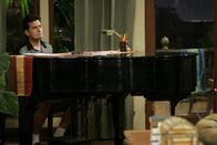 Two and a Half Men – Charlie (Charlie Sheen) sinnt auf eine Möglichkeit, Judith wieder los zu werden ...