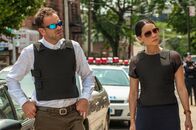 Elementary – Als sie die Leiche eines ehemaligen Auftragsmörders finden, setzen Sherlock Holmes (Jonny Lee Miller, l.) und Joan Watson (Lucy Liu, r.) alles daran, um den Fall zu lösen ...