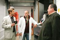 Die Rosenheim-Cops – Metzger Erwin Reitenauer (Rainer Haustein, m.) wundert sich über den Besuch der Kommissare Korbinian Hofer (Joseph Hannesschläger, r.) und Sven Hansen (Igor Jeftic, l.).