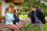 Die Rosenheim-Cops – Als sich herausstellt, dass der Tote ein Heiratsschwindler ist, nimmt der Fall für Mutter (Daniela Ziegler, M.) und Tochter (Diana Staehly, l.) Ortmann sowie Kommissar König (Mark-Alexander Solf, r.) eine neue Wendung.