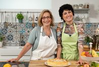 Meisterküche – Moderatorin Yvonne Willicks präsentiert viele leckere Käse-Rezepte - von süß bis salzig. Los geht's mit Konditormeisterin Theresa Knipschild und einer süßen Kindheitserinnerung: Gemeinsam backen Yvonne und Theresa einen Käsekuchen mit Pfirsich und Marzipanstreuseln - ein Highlight für das Kaffeekränzchen.