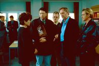 Der letzte Zeuge – Durch die Aussagen der beiden Tatverdächtigen Eva Hansen (Rita Russek, l.) und Herbert Seidel (Günther Maria Halmer, 2.v.r.) kommt keine Klarheit in diesem mysteriösen Fall. Joe Hoffer (Jörg Gudzuhn, 2.v.l.) und Wolfgang Hölzermann (Andeas-Maria Schwaiger, r.) wissen nicht, was sie davon zu halten haben.