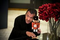Tatort – Jörn Weig (David Bennent) im Juwelier-Geschäft von Elisabeth Lange, den Nussknacker hat er gerade auf dem Weihnachtsmarkt gekauft.