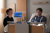 In aller Freundschaft – Leo Prinz (Dennis Svensson, re.) erzählt seinem Bruder Daniel (Mick Morris Mehnert, li.), dass seine Freundin Lea Schluss gemacht hat.