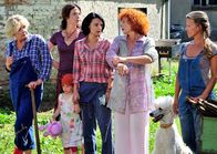 Die Dienstagsfrauen - Zwischen Kraut und Rüben – Die Dienstagsfrauen packen es an (von links nach recht): Eva (Saskia Vester), Judith (Clelia Sarto), Kiki (Mimi Fiedler) mit Tochter Greta (Vicktoria Roth), Estelle (Nina Hoger) und Caroline (Janna Striebeck).