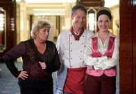 Liebe und andere Delikatessen – Franka (Diana Amft, rechts) hat mit Hilfe ihrer Mutter Inge (Brigitte Janner) und des netten Kochs Jakob (Steffen Wink) den geschäftlichen Durchbruch geschafft.