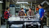 The Big Bang Theory – Raj (Kunal Nayyar, l.), Howard (Simon Helberg, 2.v.l.), Leonard (Johnny Galecki, 2.v.r.) und Sheldon (Jim Parsons, l.) müssen feststellen, dass sich schwedische Wissenschaftler an der Superfluid-Helium-Theorie von Leonard und Sheldon zu schaffen machen ...